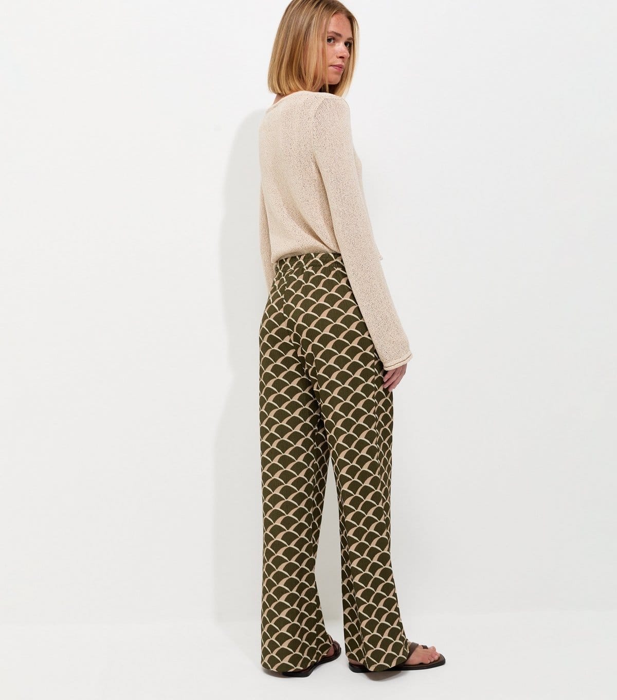 New Look Women's Green Crinkle Texture Geometric Print Wide Leg Trousers New Look - 4