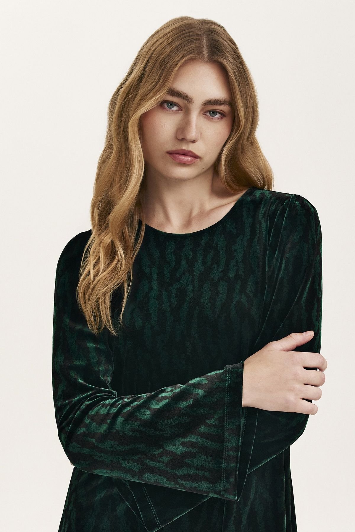 Finery London Finery London Women's Hattie Velvet Jersey Printed Dress in Bottle Green - 4