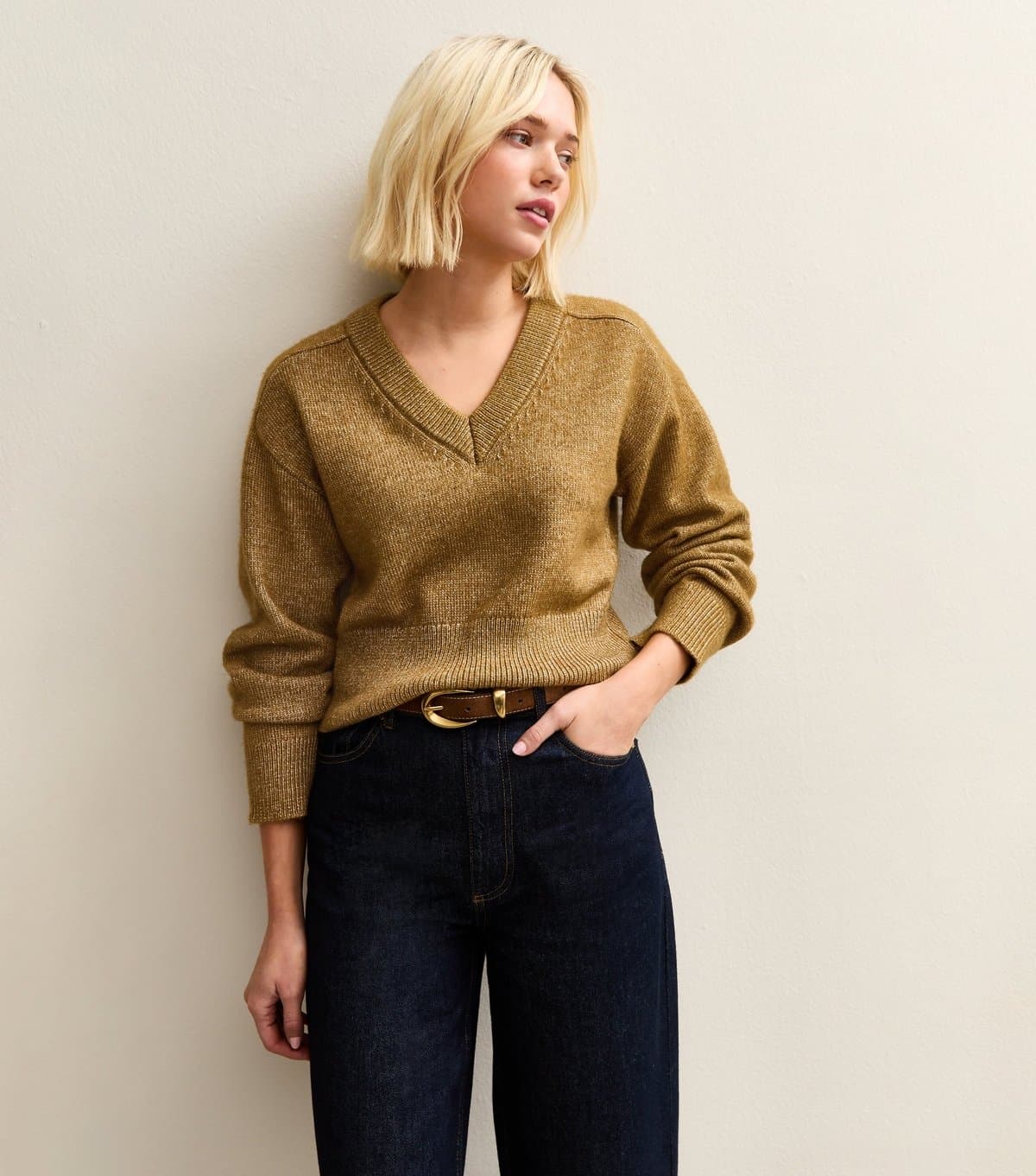 New Look Women's Light Khaki Cropped V-Neck Knitted Jumper New Look