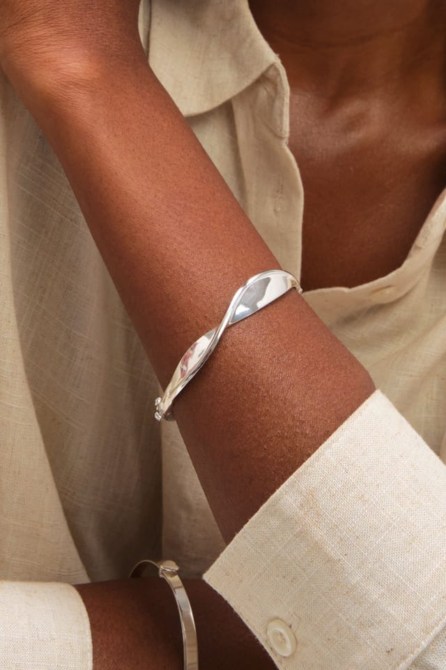 Inicio Inicio Women's Sterling Silver Plated Polished Wave Bangle - Gift Pouch - 2