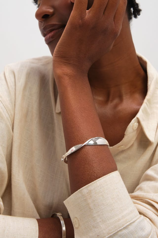 Inicio Inicio Women's Sterling Silver Plated Polished Wave Bangle - Gift Pouch - 3