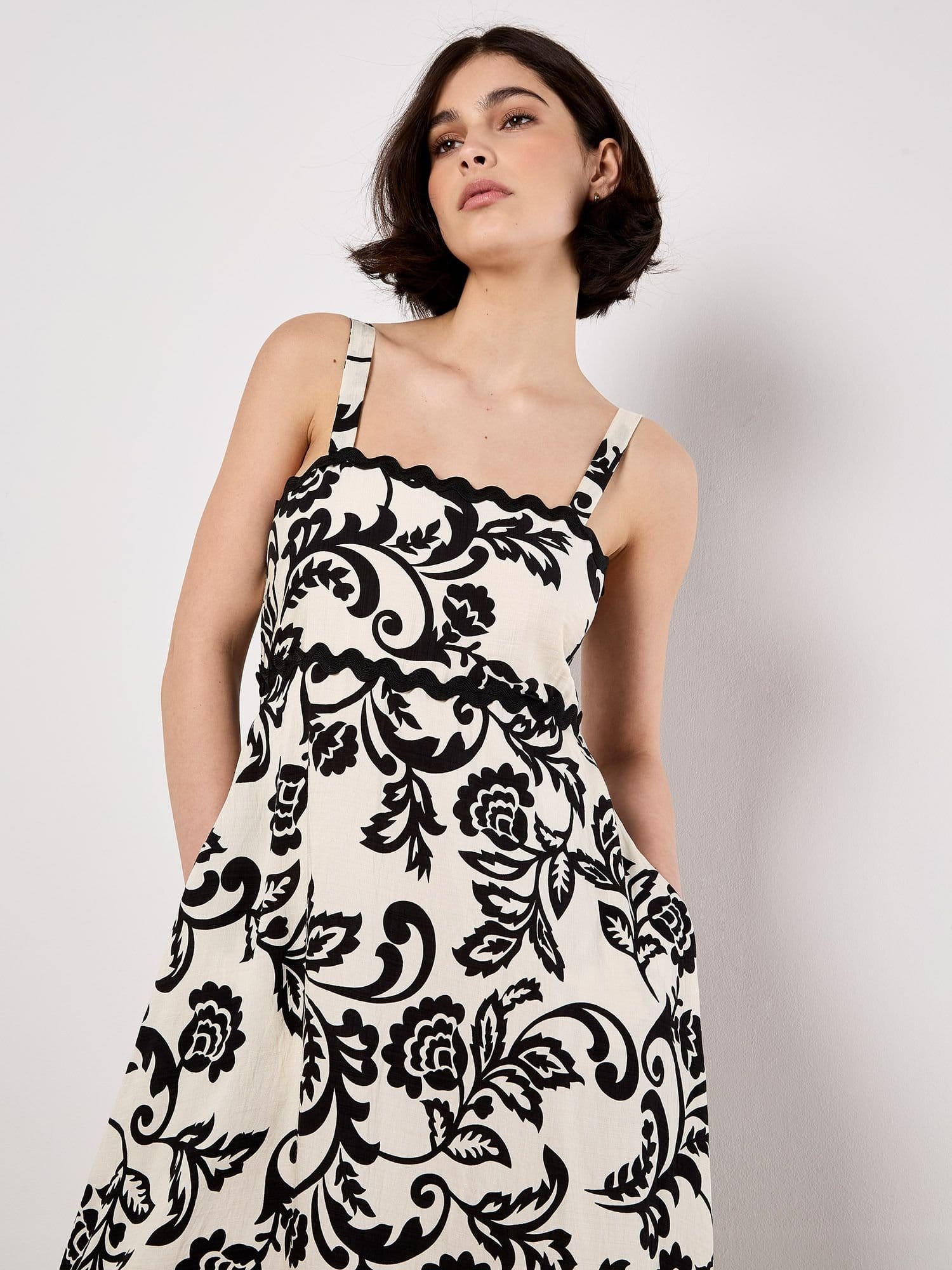 Apricot Apricot Women's Monochrome Sarasa Floral Maxi Dress in Cream - 4