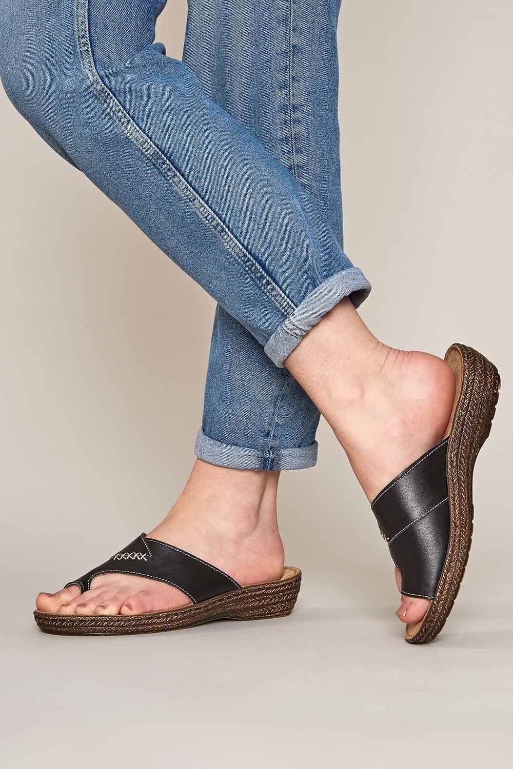 Moshulu Moshulu Women's 'Seville Classic 2' Toe-Loop Comfort Sandals in Black