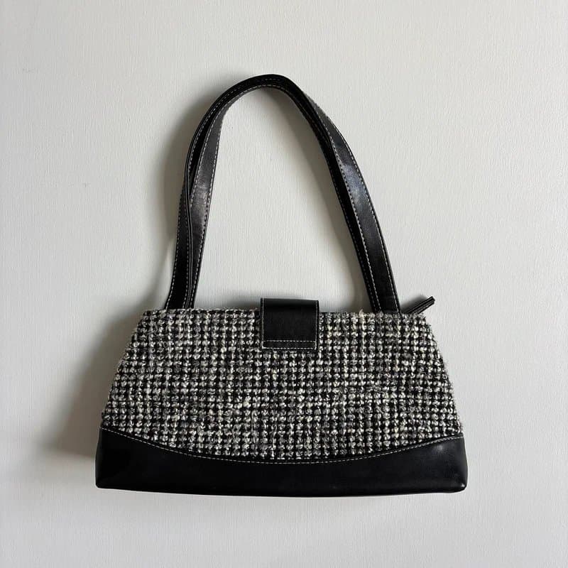 y2k Vintage Black faux leather shoulder bag with big buckle detailing