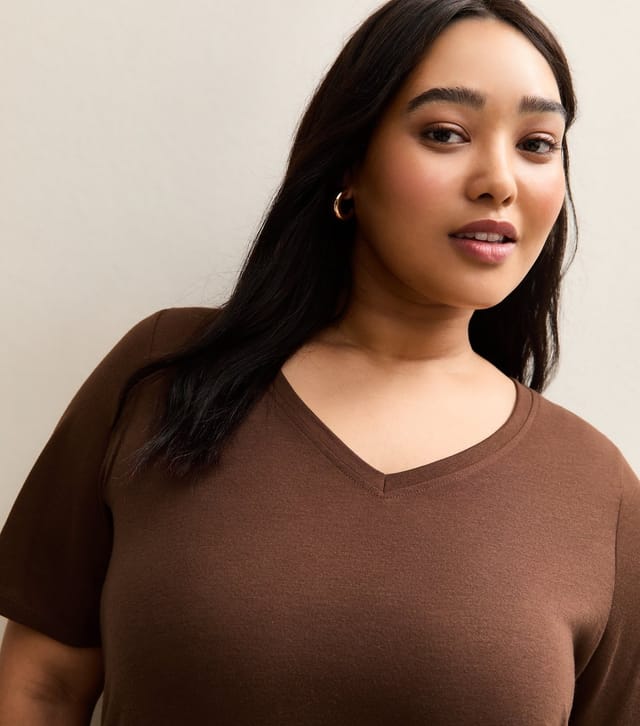 New Look Women's Plus Size Brown V-Neck T-Shirt Curves New Look - 2