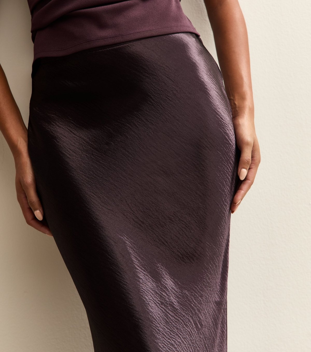 New Look Women's Dark Burgundy Satin Midi Skirt New Look - 2