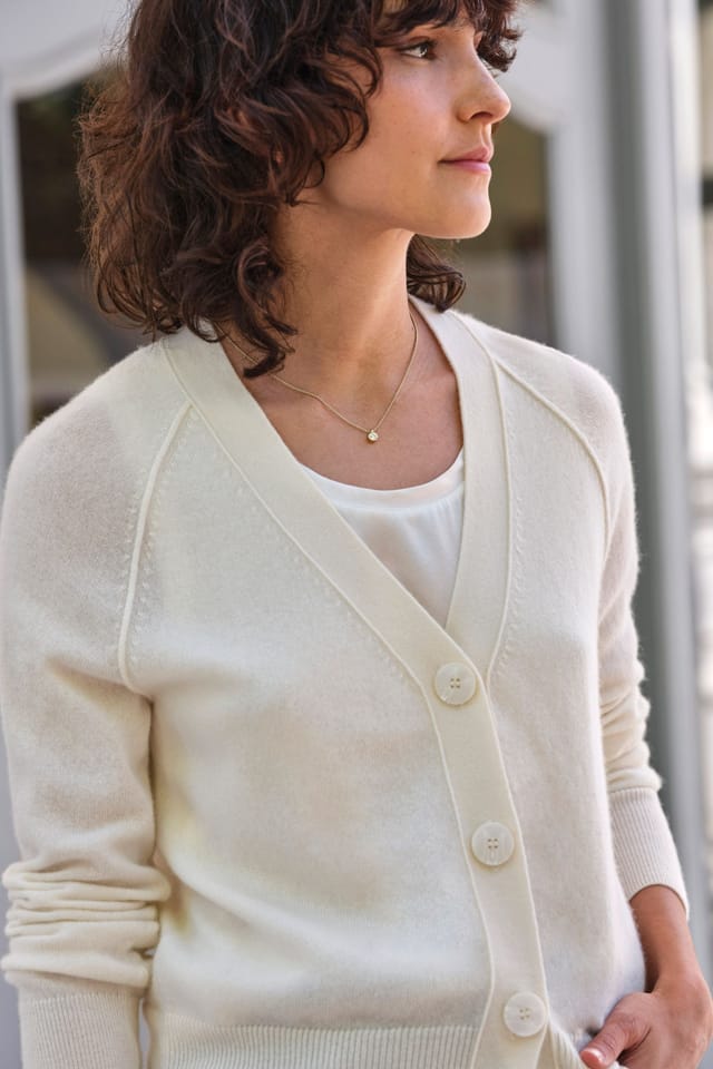 Pure Collection Pure Collection Women's Relaxed Cashmere V Neck Cardigan in White - 2