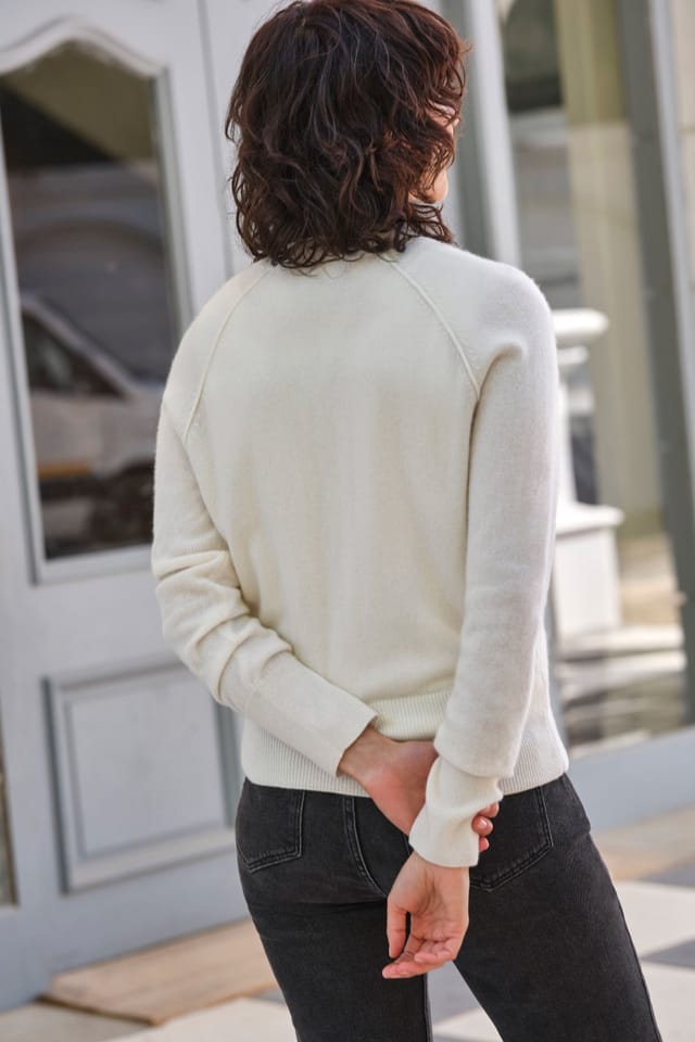 Pure Collection Pure Collection Women's Relaxed Cashmere V Neck Cardigan in White - 3