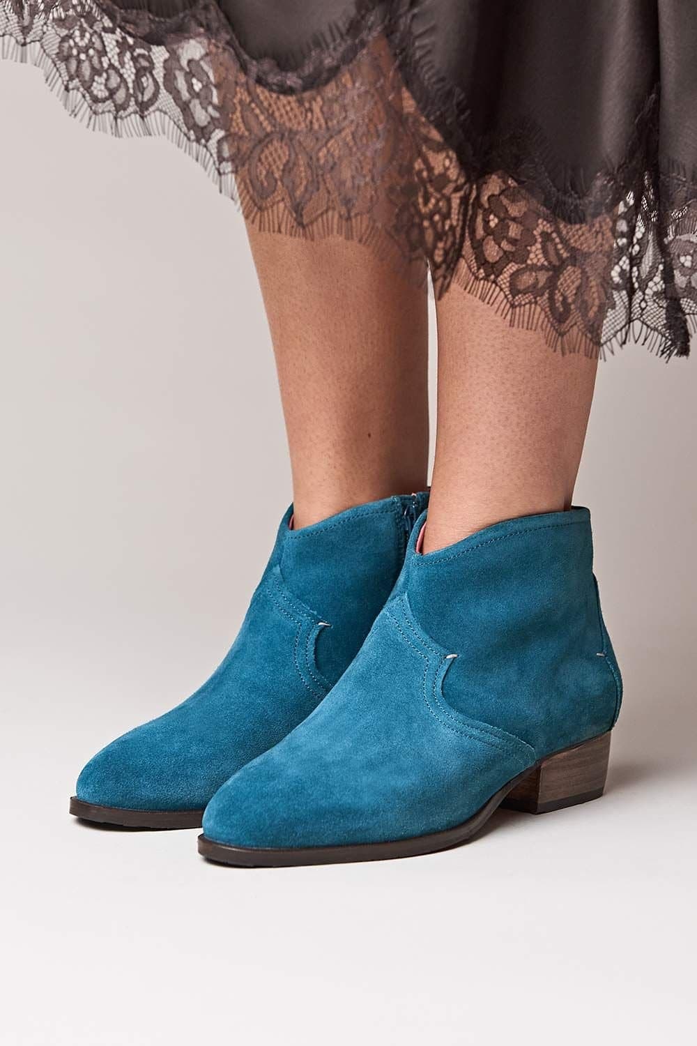 Moshulu Moshulu Women's 'Yardang' Western-style Heeled Ankle Boots in Teal