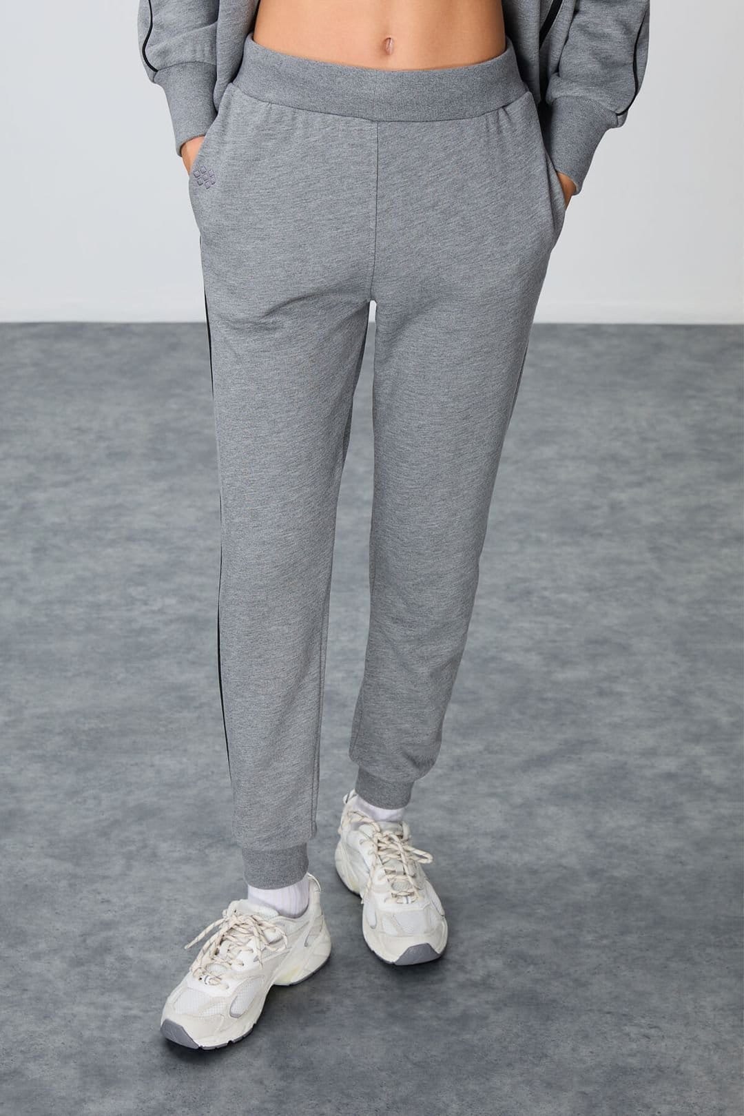 Tommy Life Tommy Life Women's Oversized Zip-collar Sweatshirt & Pants Set in Grey - 4