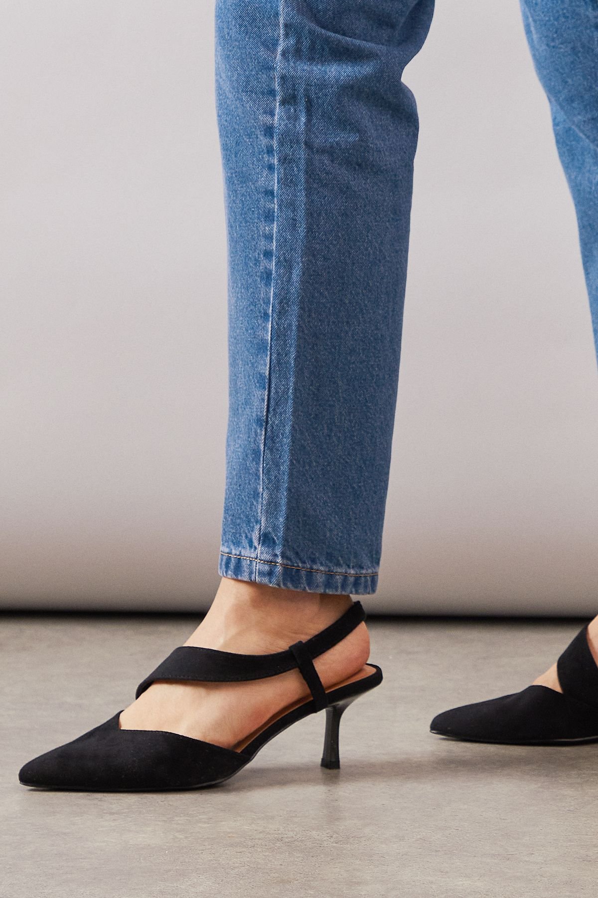 Wallis Wallis Women's Wide Fit Evelyn Asymmetric Slingback Kitten Heel Court Shoes in Natural Black - 4