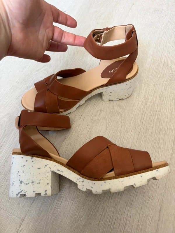 Clarks Clarks tan leather lightweight platform sandals. Size 4d