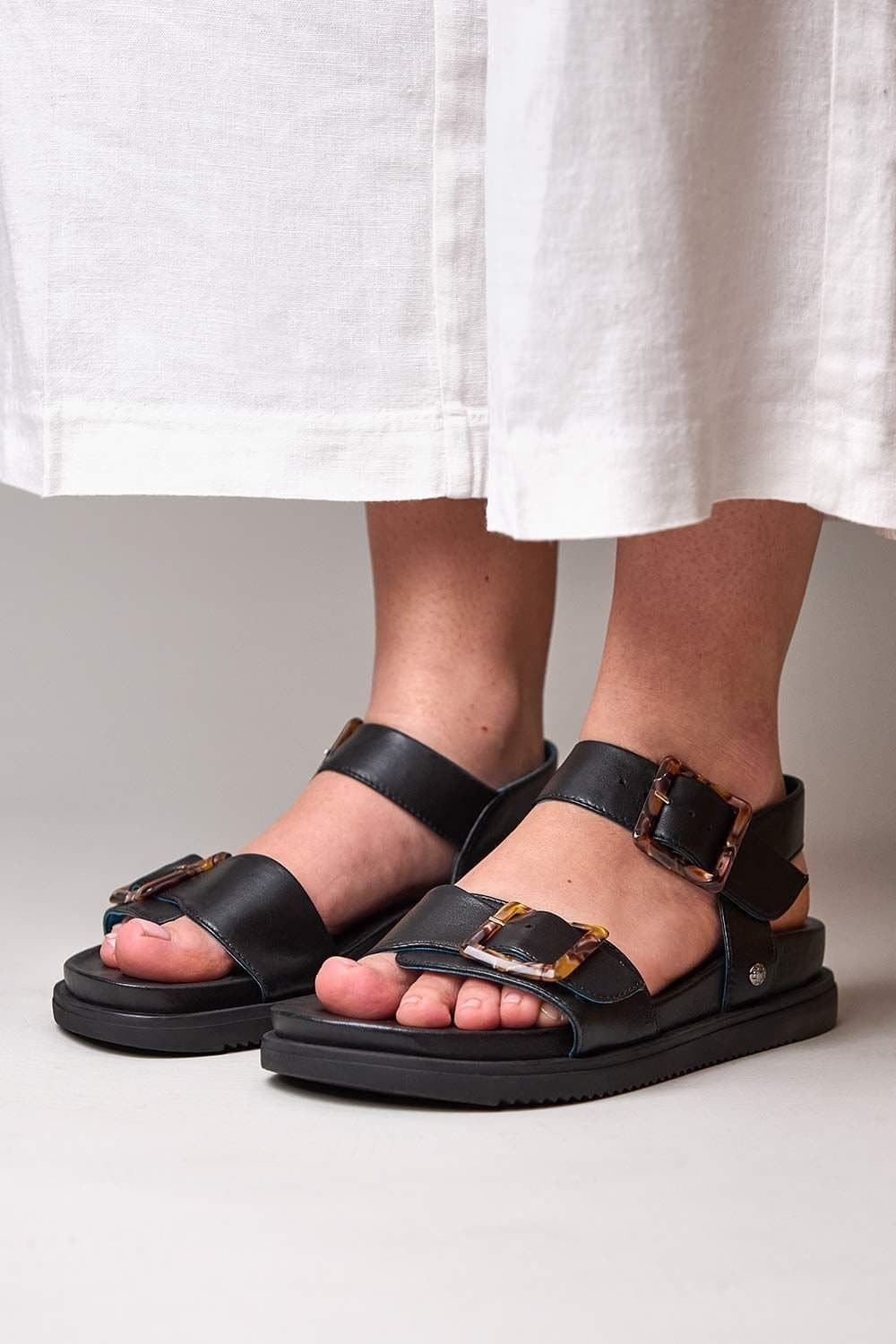 Moshulu Moshulu Women's Black Leather Buckle Sandals