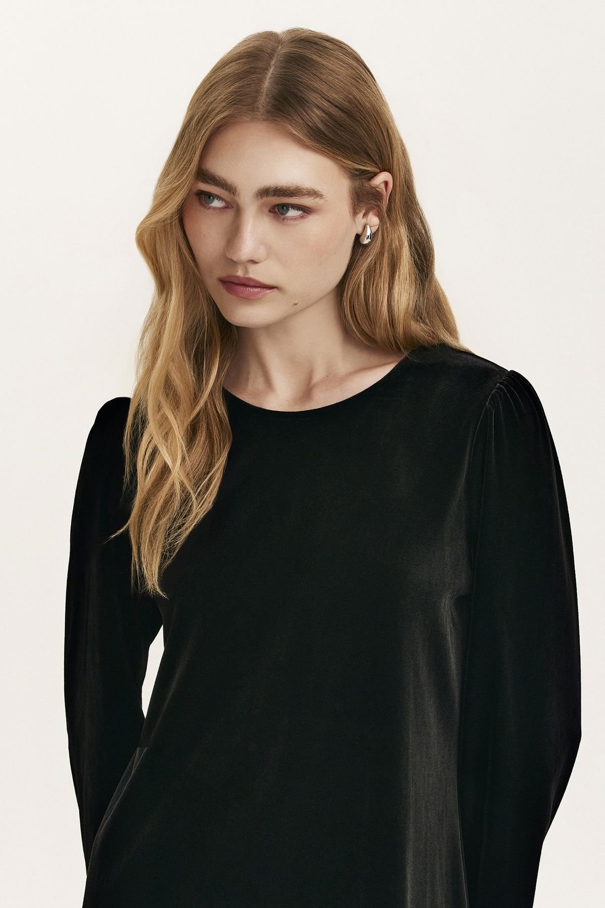 Finery London Finery London Women's Hattie Velvet Round Neck Short Dress in True Black - 4