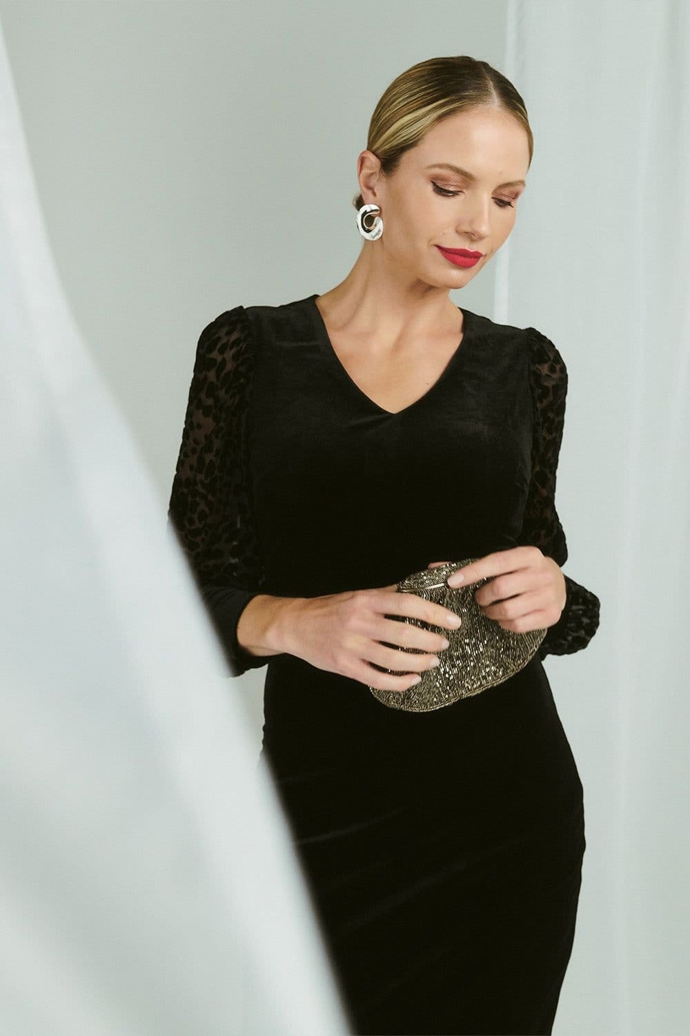 Izabel London Izabel London Women's Floral Velvet Puff Sleeve Midi Dress in Black - 4