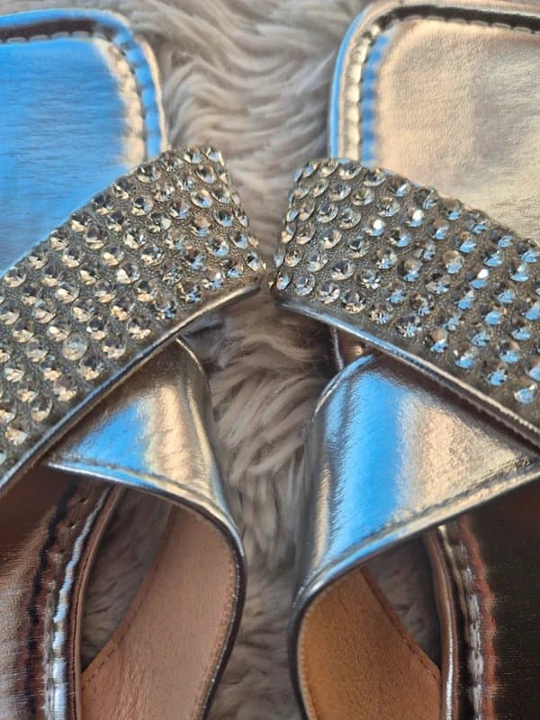Source Unknown Silver embellished cross over slides flip flops size 7
