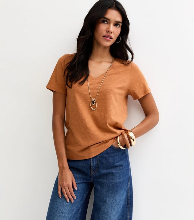 New Look Women's Tan Cotton V Neck T-Shirt New Look - 2