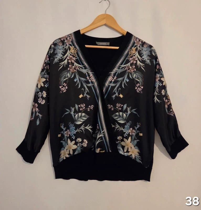 Oasis Ladies size medium Oasis Elegant Floral Print Black V-Neck Blouse jumper