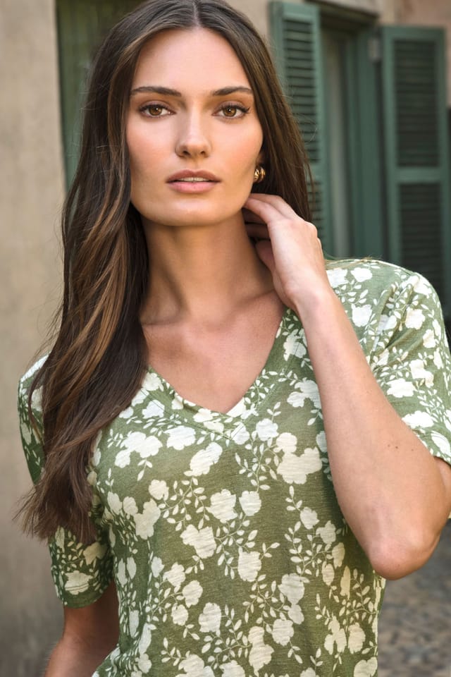 Pure Collection Pure Collection Women's Linen Short Sleeve V Neck T-Shirt in Green - 2