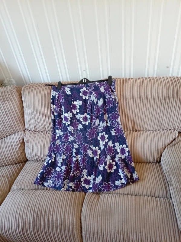 The Unbranded Brand Ladies size 18 purple floral floaty skirt