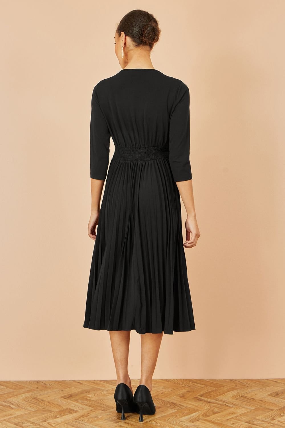 Yumi Yumi Women's Black Jersey Knot Waist Pleated Midi Dress - 4