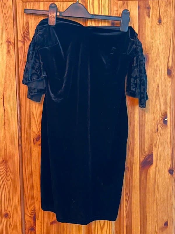 New Look Velvet sleeveless / swag sleeved dress with lace details