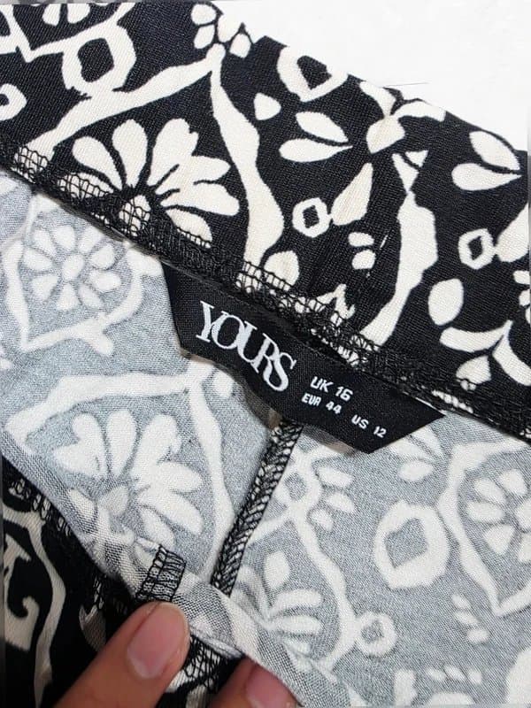 Yours Yours black & white Printed trousers UK 16