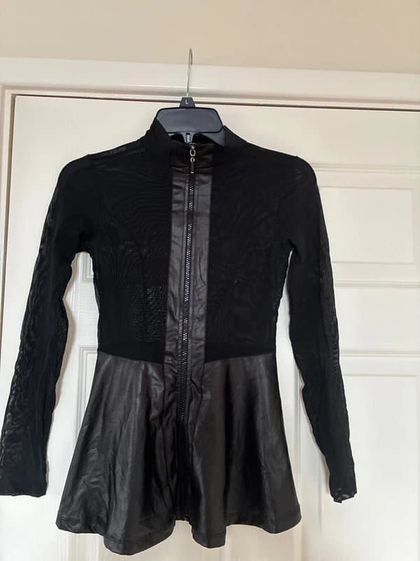 Kiriki Black top with zip