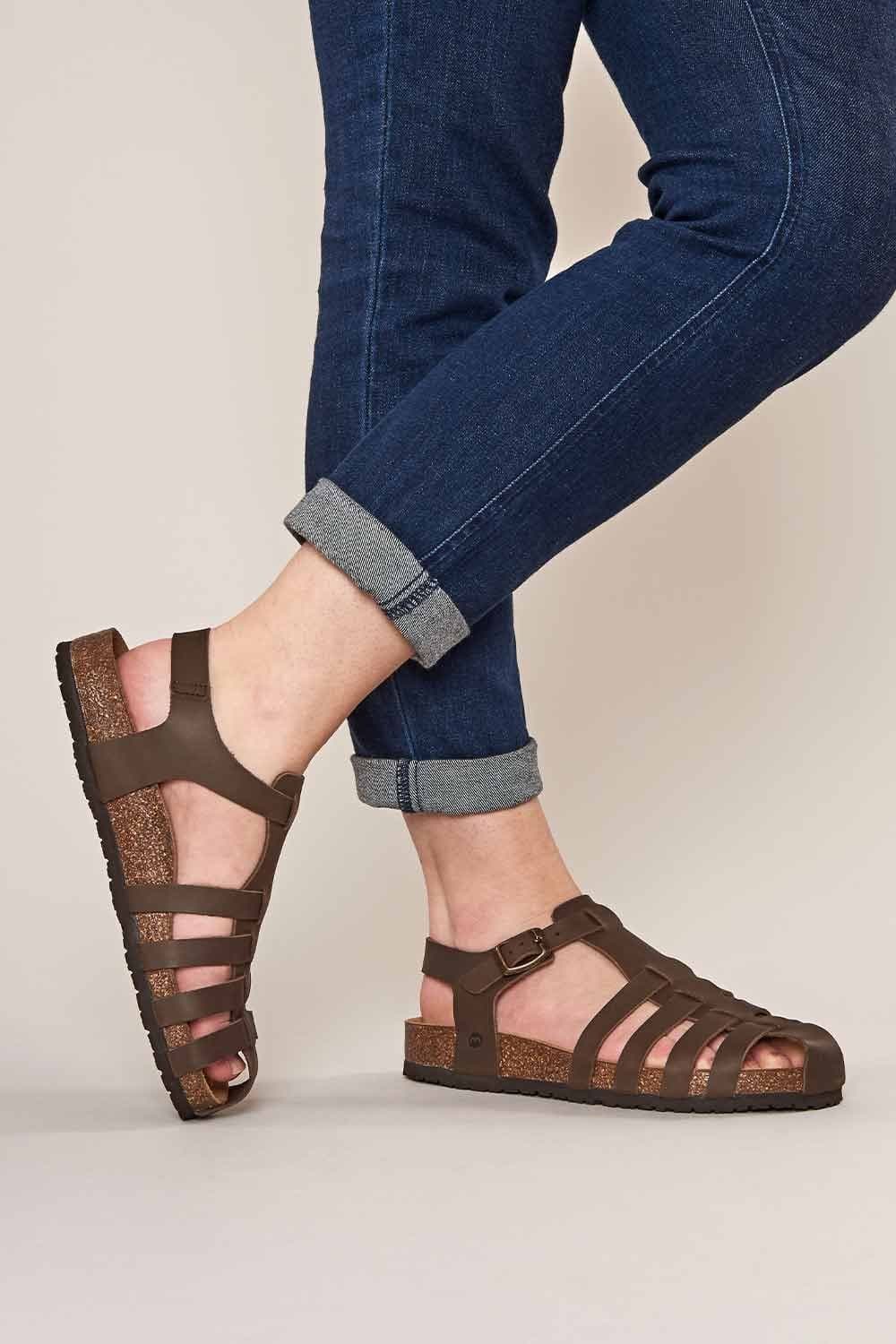 Moshulu Moshulu Women's 'Yarmer' Chocolate Leather Fisherman Sandals