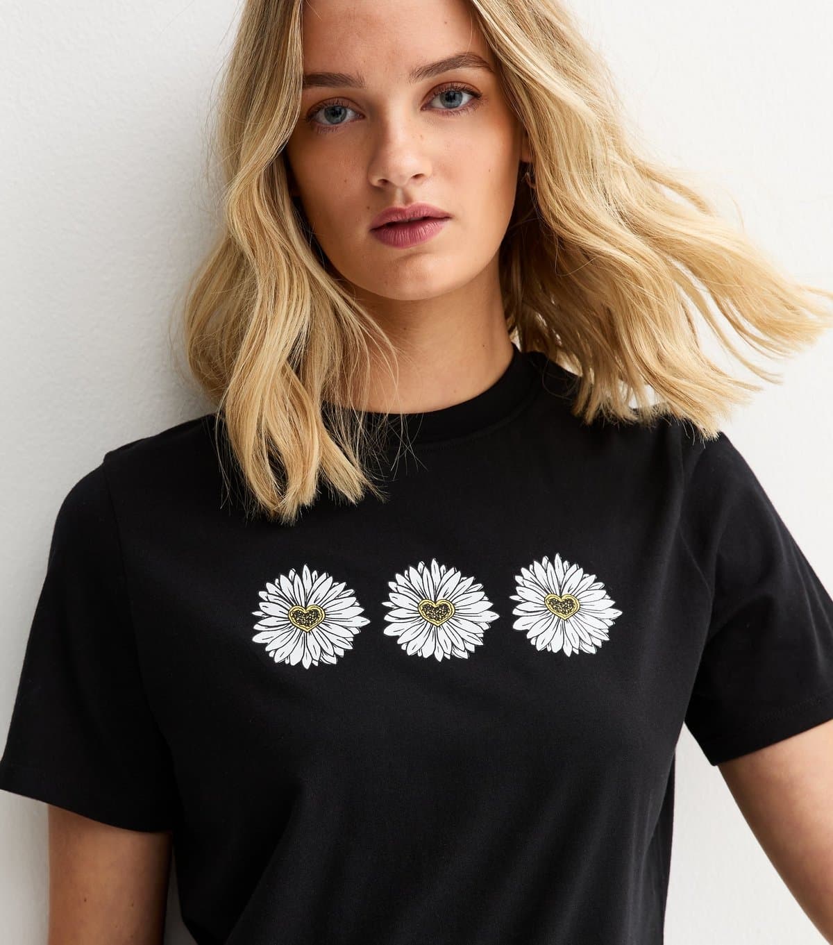 New Look Women's Black Daisy Print T-Shirt New Look