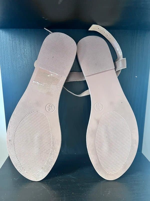 New Look Pair of leather sandals and black flats