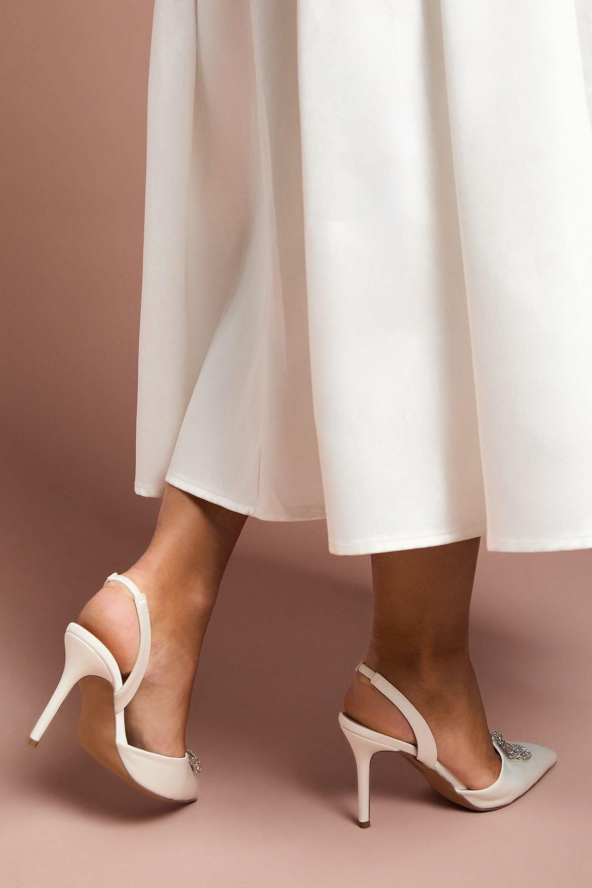 Coast Coast Women's Bridal Wide Fit Scarlett Satin Diamante Bow Brooch Slingback High Stiletto Heel Court Shoes in White - 3