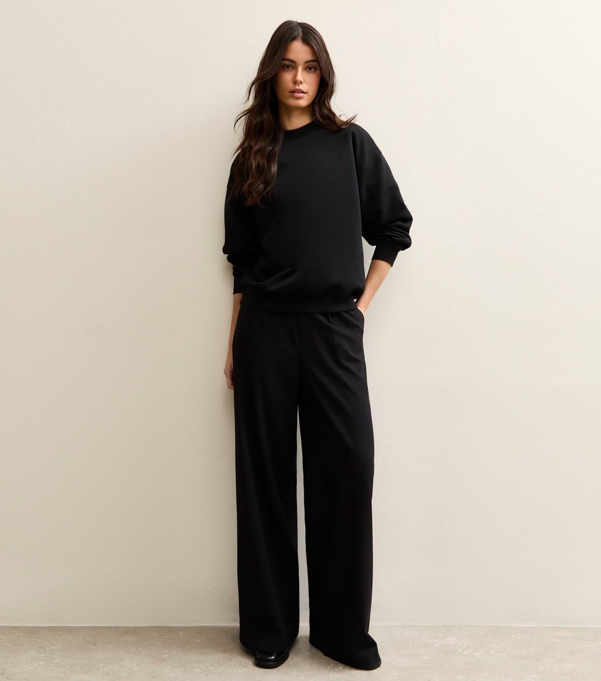 New Look Women's Black Relaxed Fit Crew Neck Sweatshirt New Look