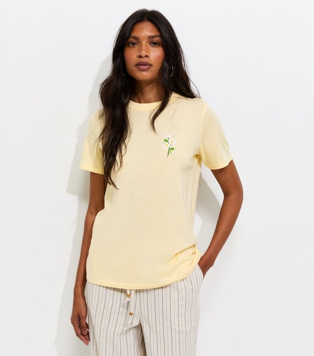 New Look Women's Light Yellow Cotton Embroidered Daisy T-Shirt New Look - 2