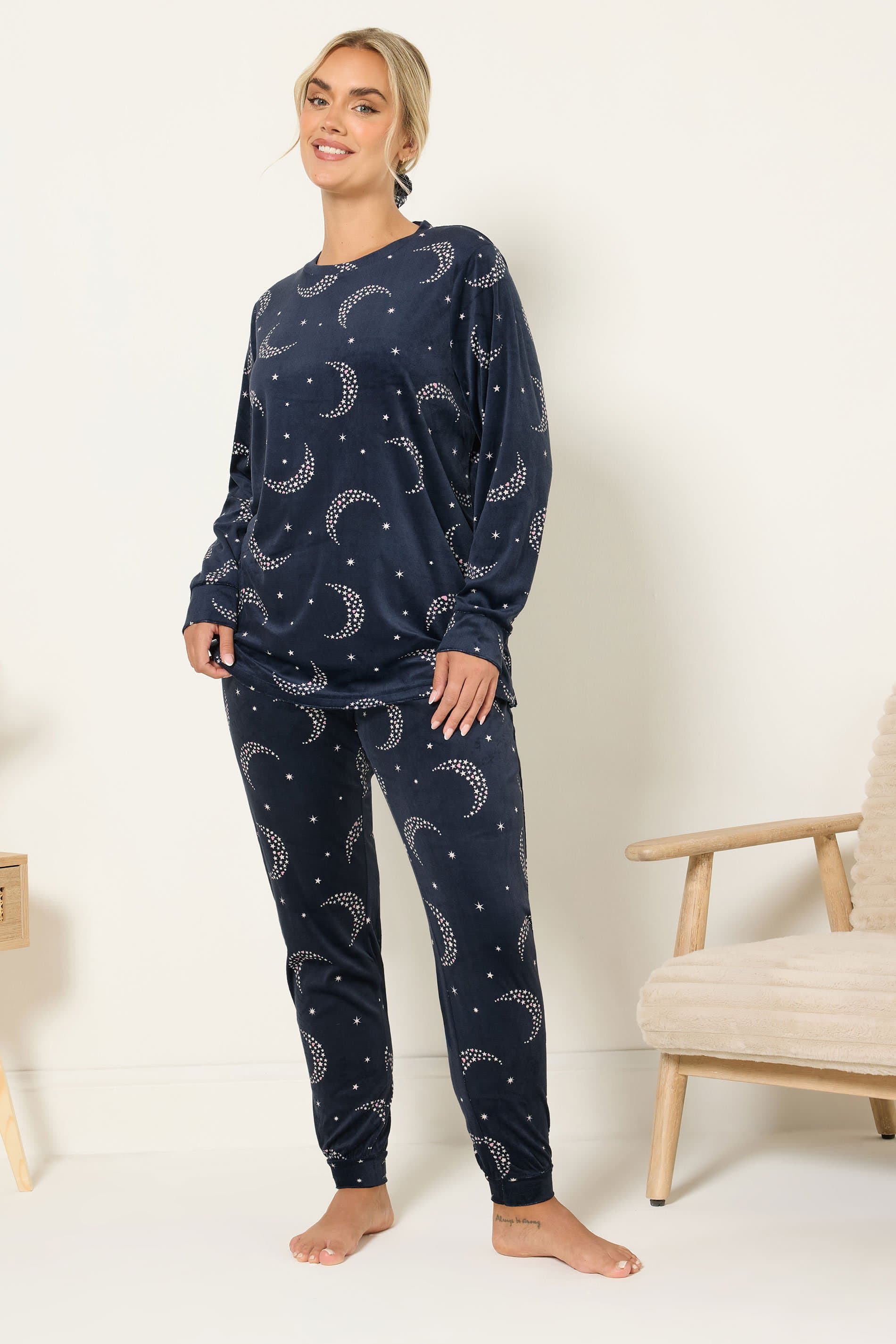 Yours Plus Size Set Navy Blue Moon & Star Fleece Pyjama & Scrunchie