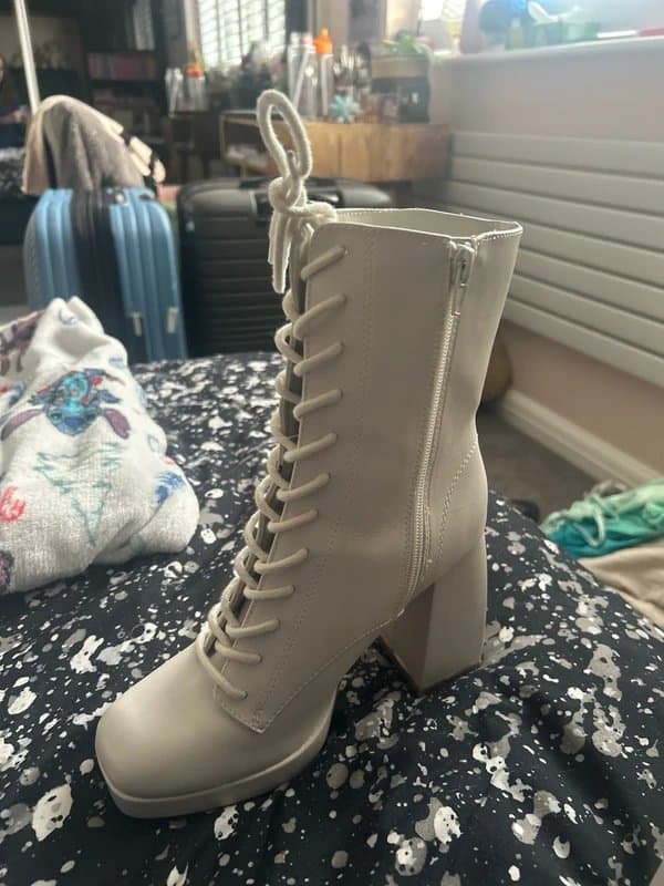 Bershka Bershka lace up white heeled boots