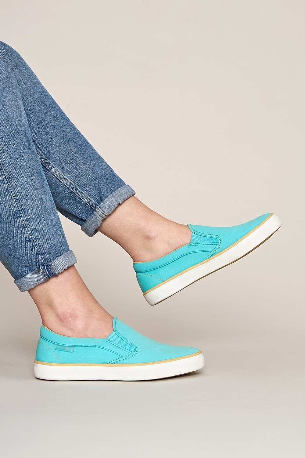Moshulu Moshulu Women's 'Dundee' Slip-on Pumps in Bright Blue