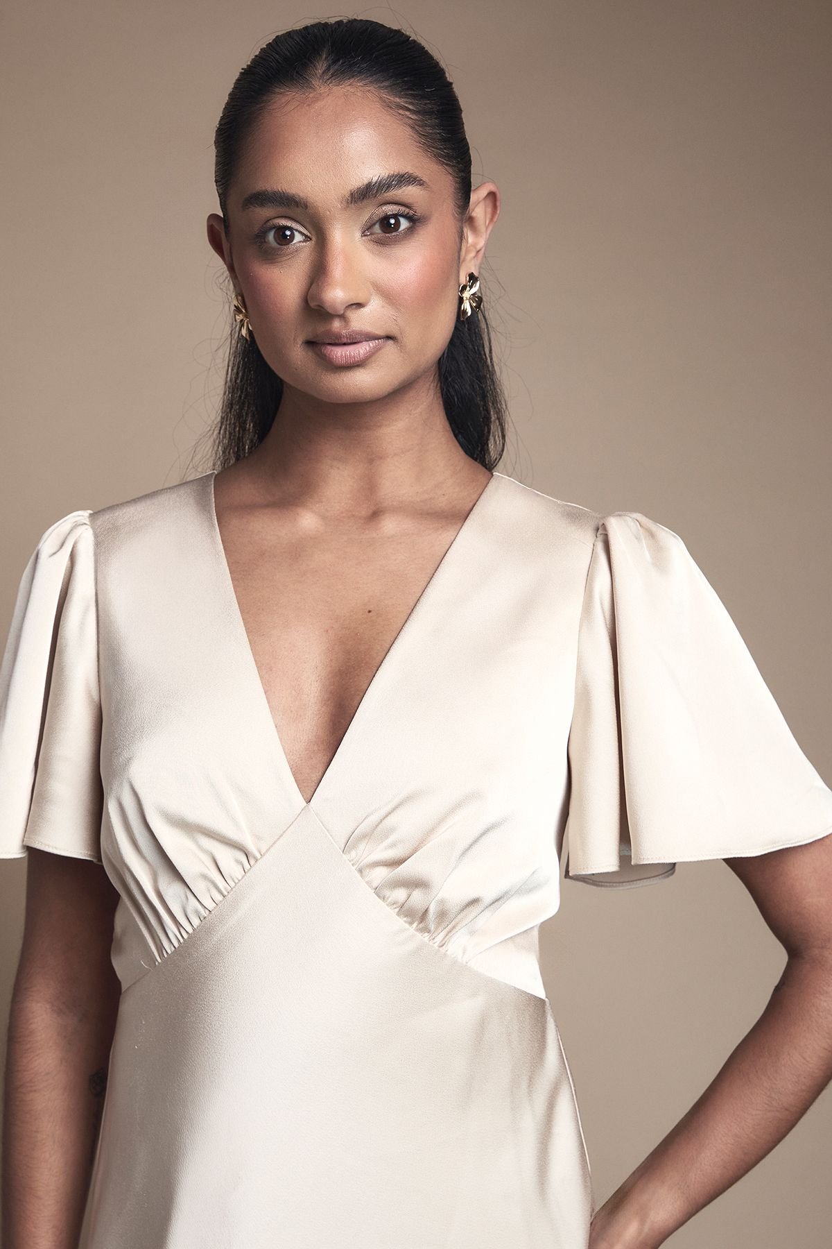 Oasis Oasis Women's Deep V Fluted Sleeve Maxi Bridesmaid Dress in Champagne - 4