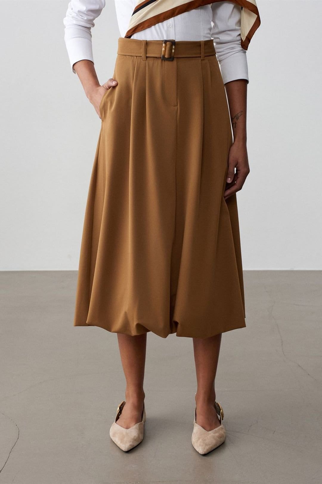 Dilvin Dilvin Women's High-waist Belted Midi Balloon Skirt in Camel - 4
