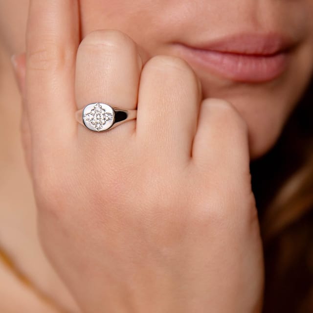 Gold Trip Gold Trip Women's Star Signet Ring in Silver - 2
