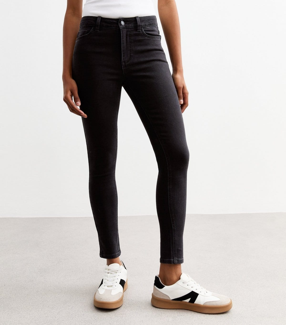 New Look Women's Petite Washed Black Mid Rise Slim Jeans New Look - 4