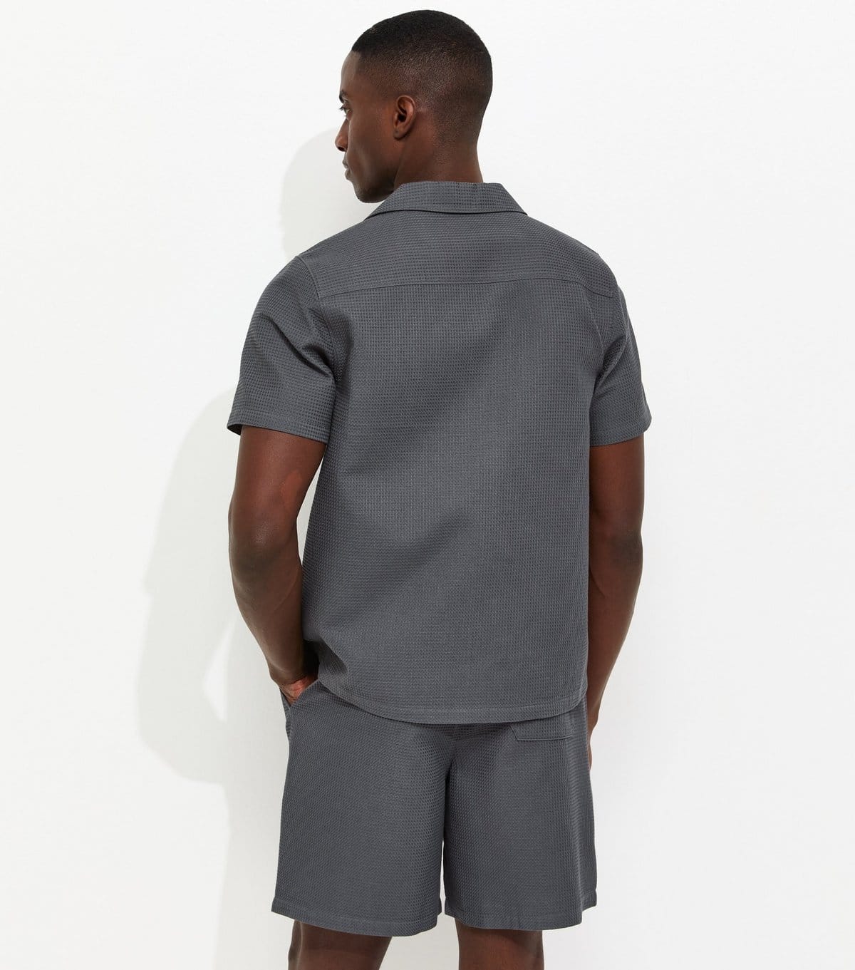 New Look Men's Dark Grey Waffle Drawstring Shorts New Look - 4