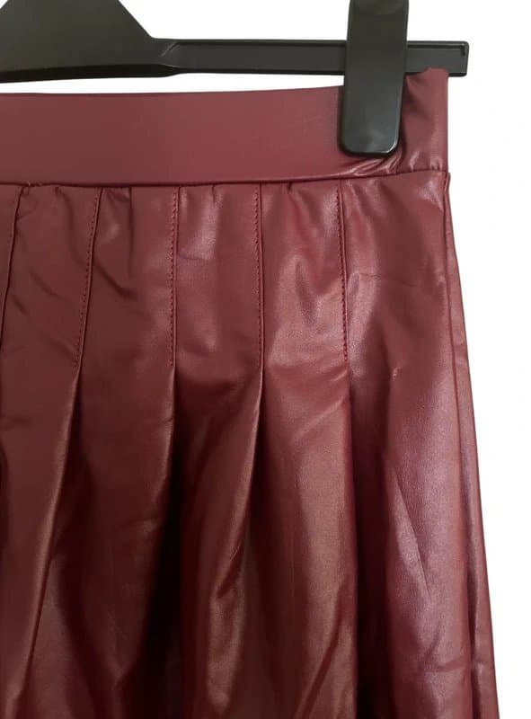 BEST A woman's Y2K pleated faux leather mini skirt. Size 6-8