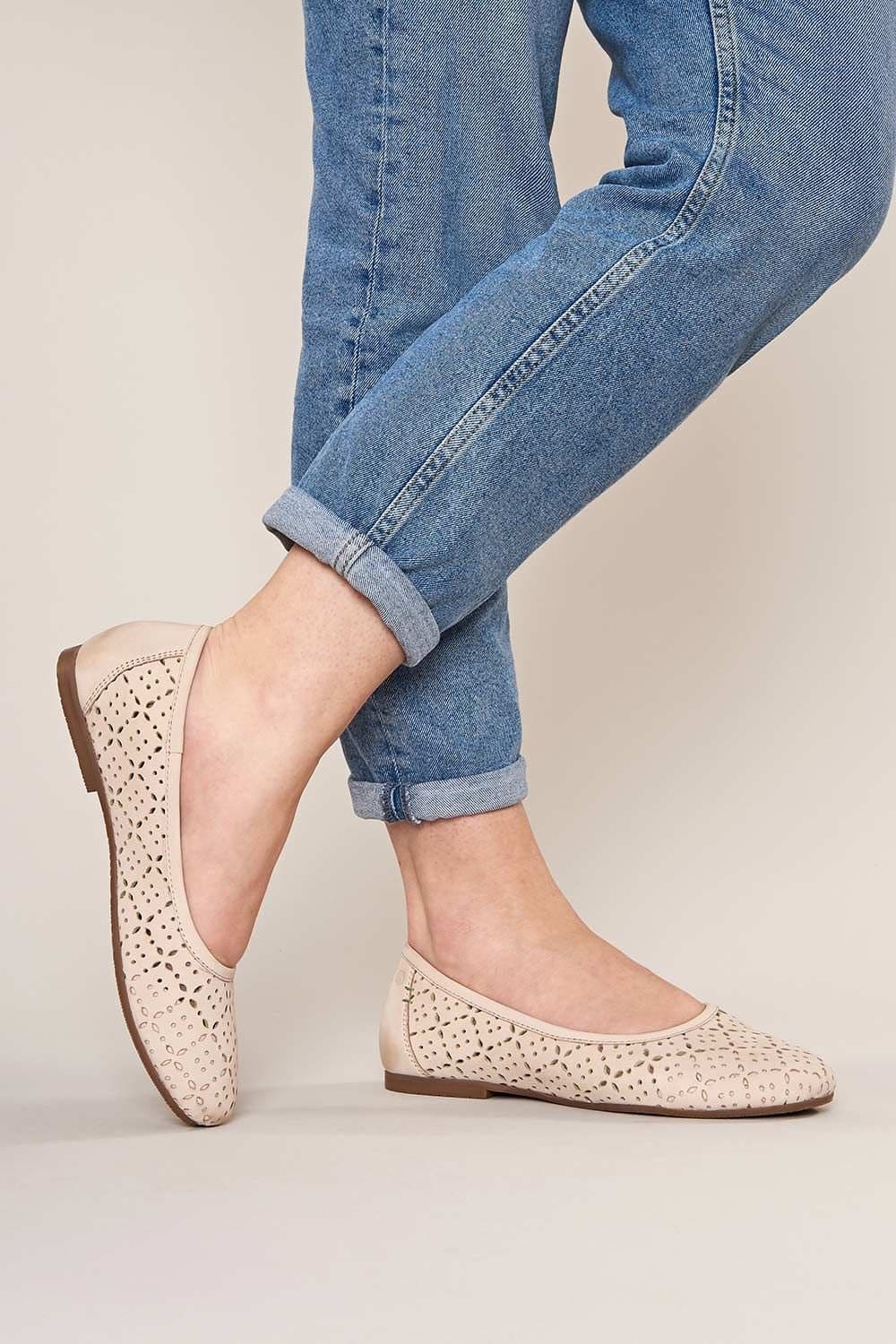 Moshulu Moshulu Women's 'Senara' Light Beige Ballerina Pumps