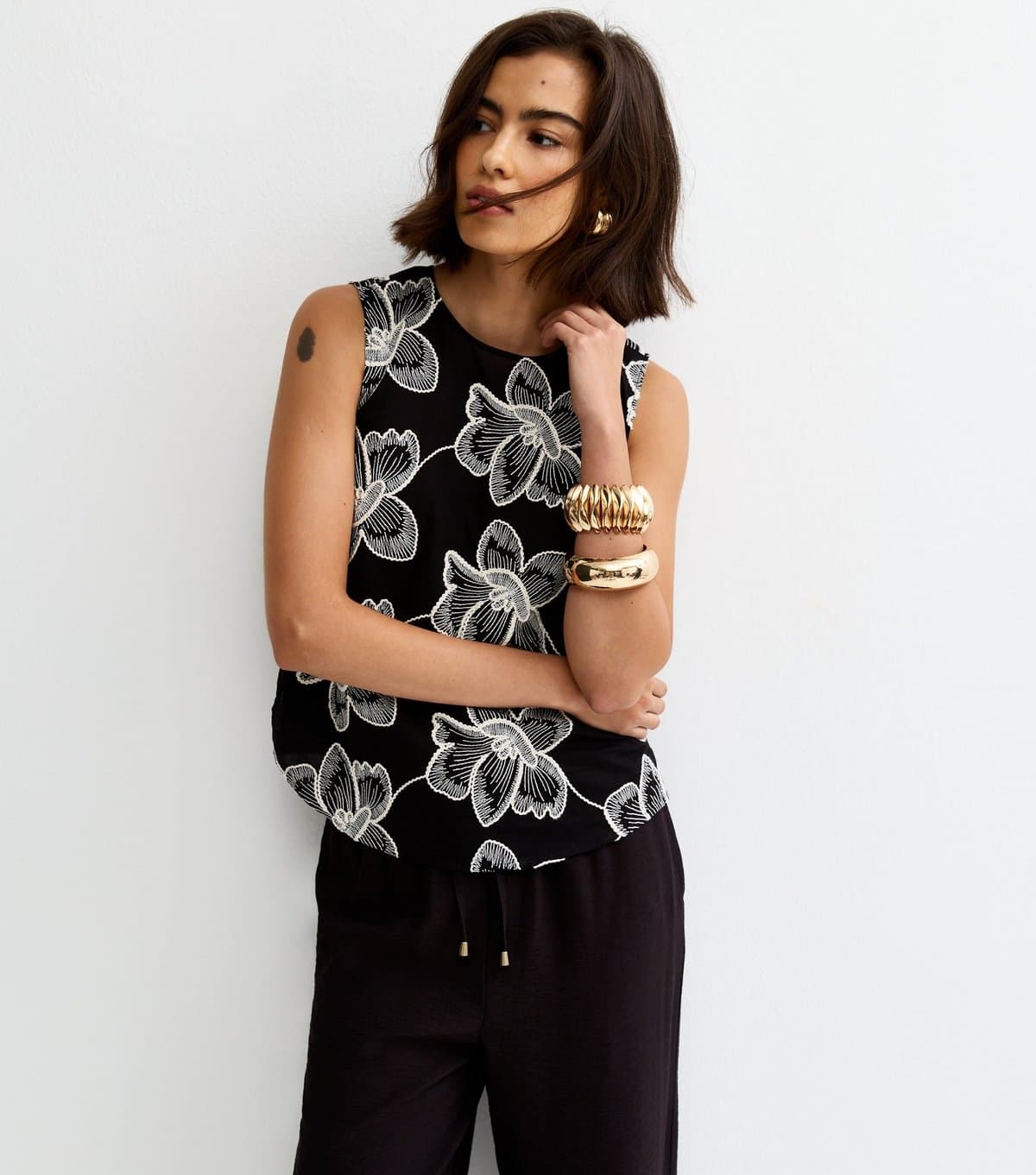 New Look Women's Black Embroidered Floral Curved Hem Top New Look