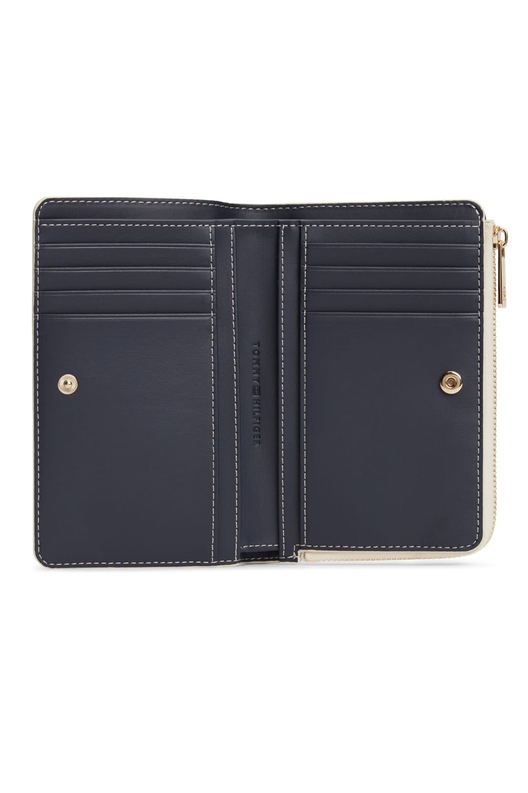 Tommy Hilfiger Tommy Hilfiger Women's Icon Bifold Wallet Monoplay Neutral Mix in Natural - 4