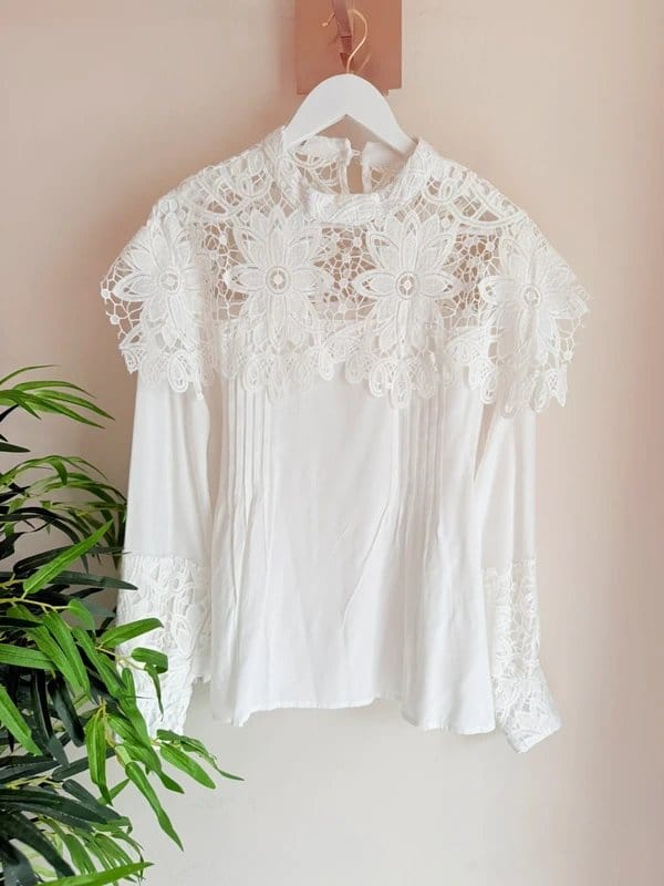 Boutique 9 Beautiful Size S/M White Floral Detail Blouse Top New without Tags - 1