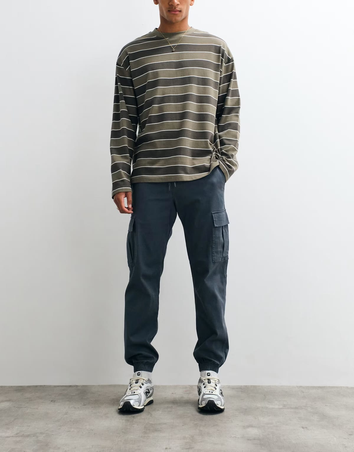ASOS Jack & Jones cuffed slim cargo trousers in grey - 1