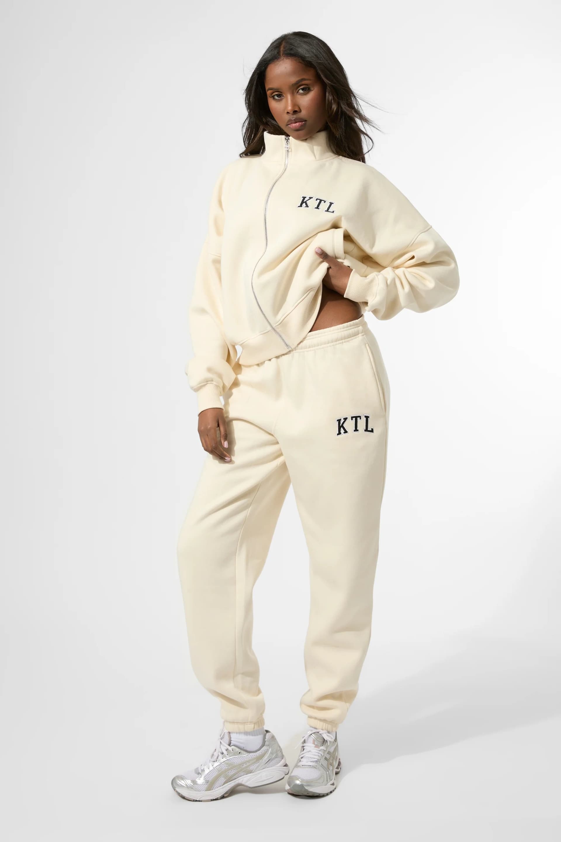 Kaiia Kaiia KTL Logo Cuffed Joggers Buttercream