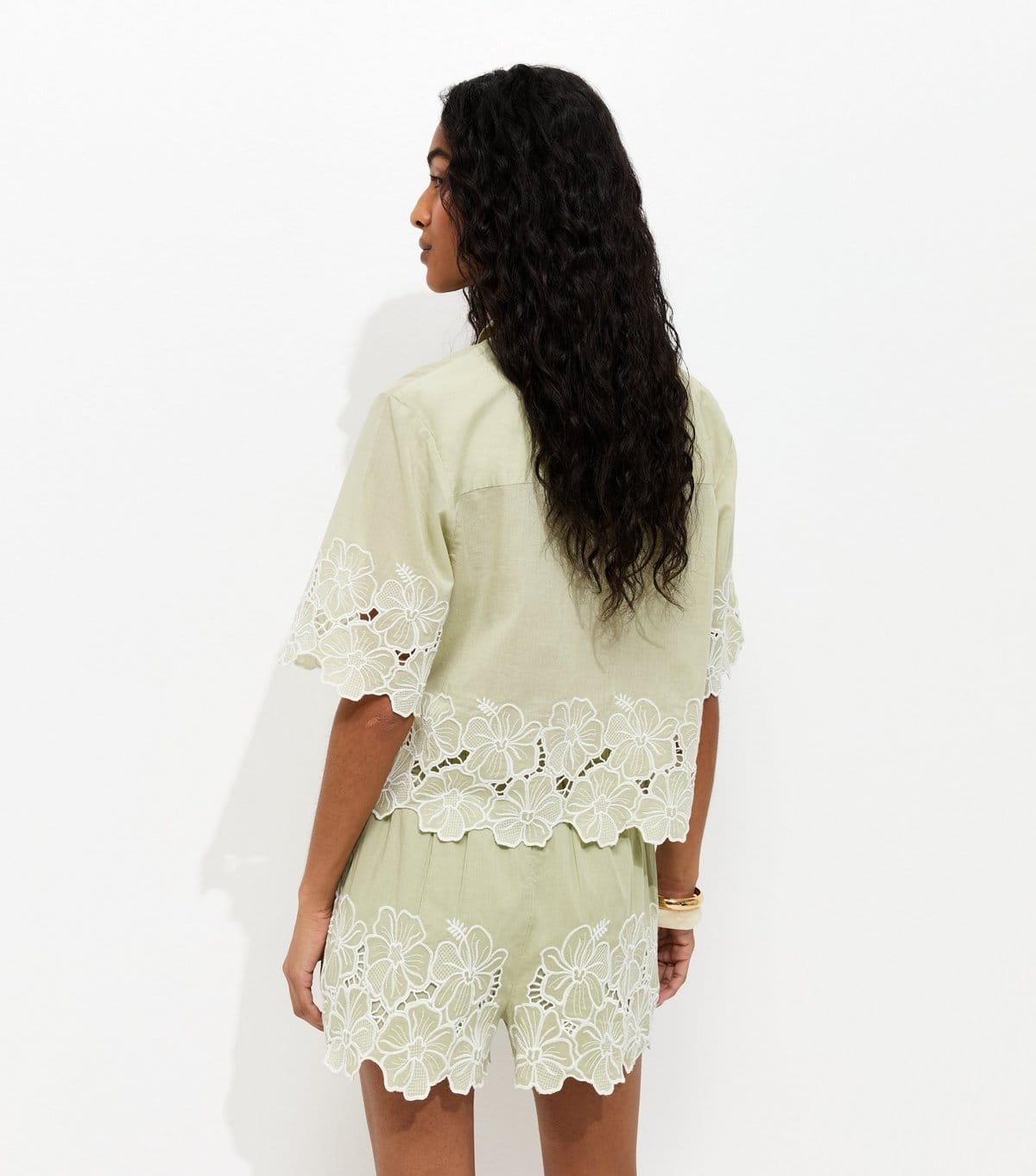 New Look Women's Green Cotton Flower Embroidered Cropped Shirt New Look - 4